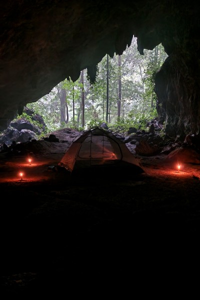 Vi sover i grotte på Sumatra Indonesien